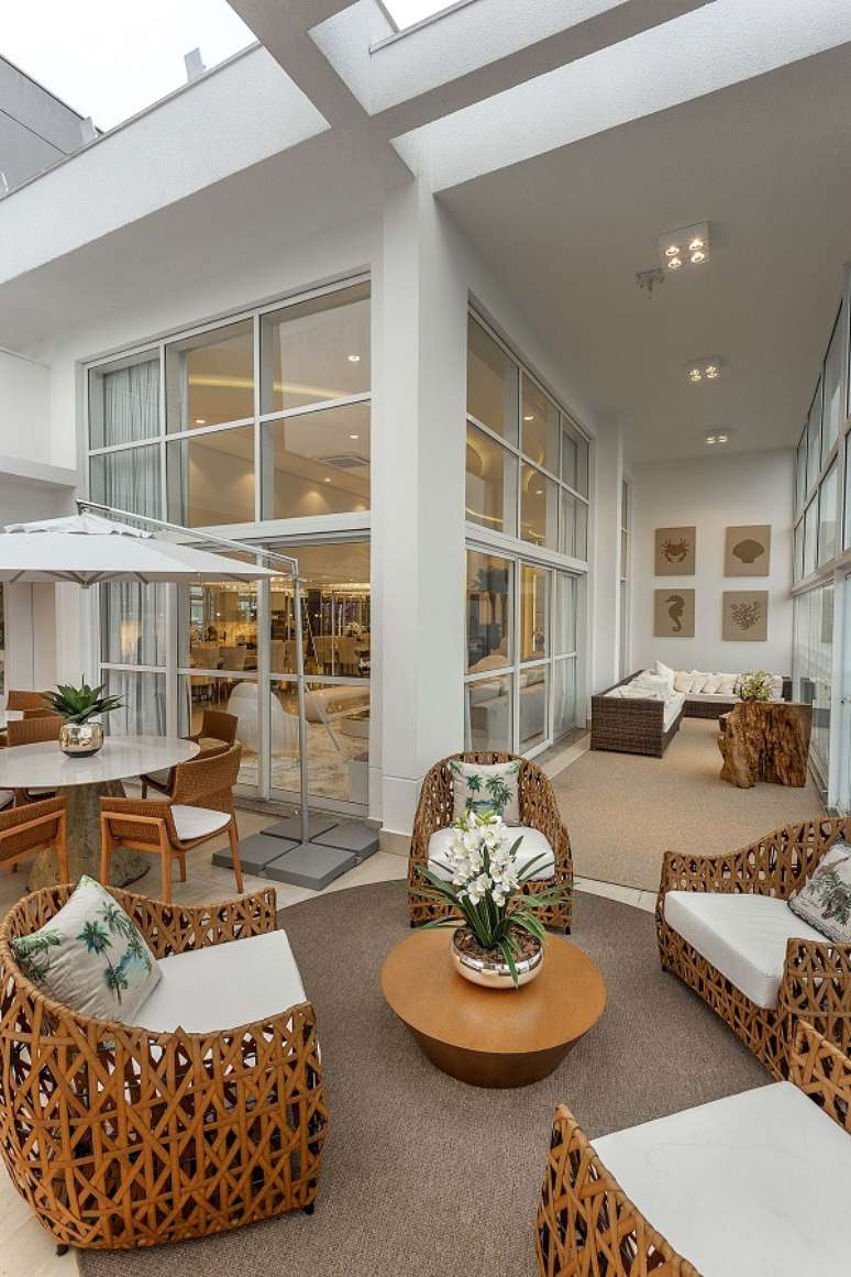 46. M&oacute;veis r&uacute;sticos na decora&ccedil;&atilde;o da casa com terra&ccedil;o &ndash; Foto Iara Kilairs