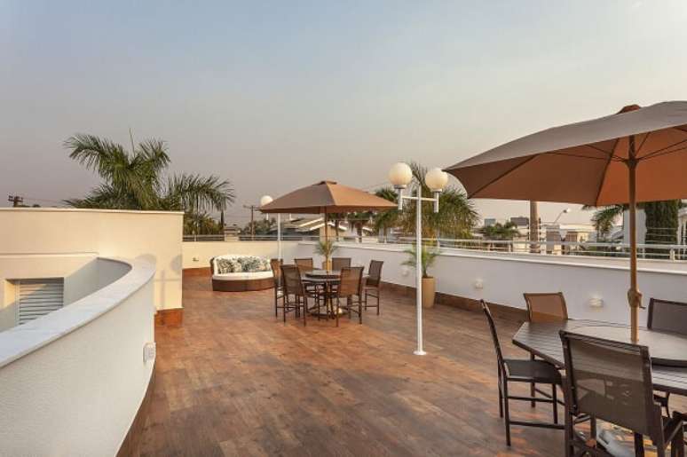 12. Casa com terraco amplo e m&oacute;veis r&uacute;sticos &ndash; Foto Iara Kilaris