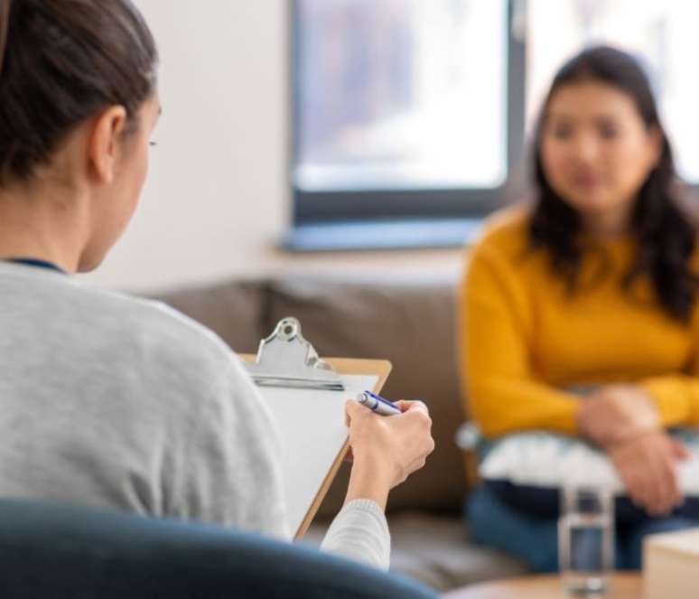 A terapia é uma das principais dicas para uma saúde mental em dia nesse Setembro Amarelo – Shutterstock