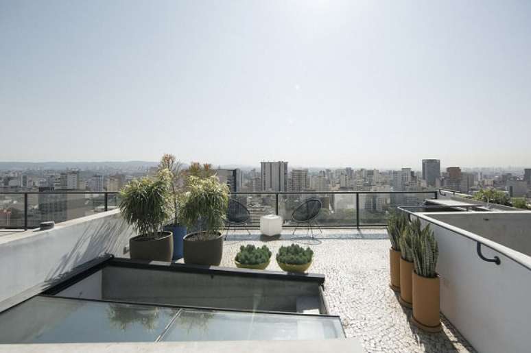 36. Casa com terra&ccedil;o r&uacute;stico e guarda corpo de vidro &ndash; Foto Sub Estudio