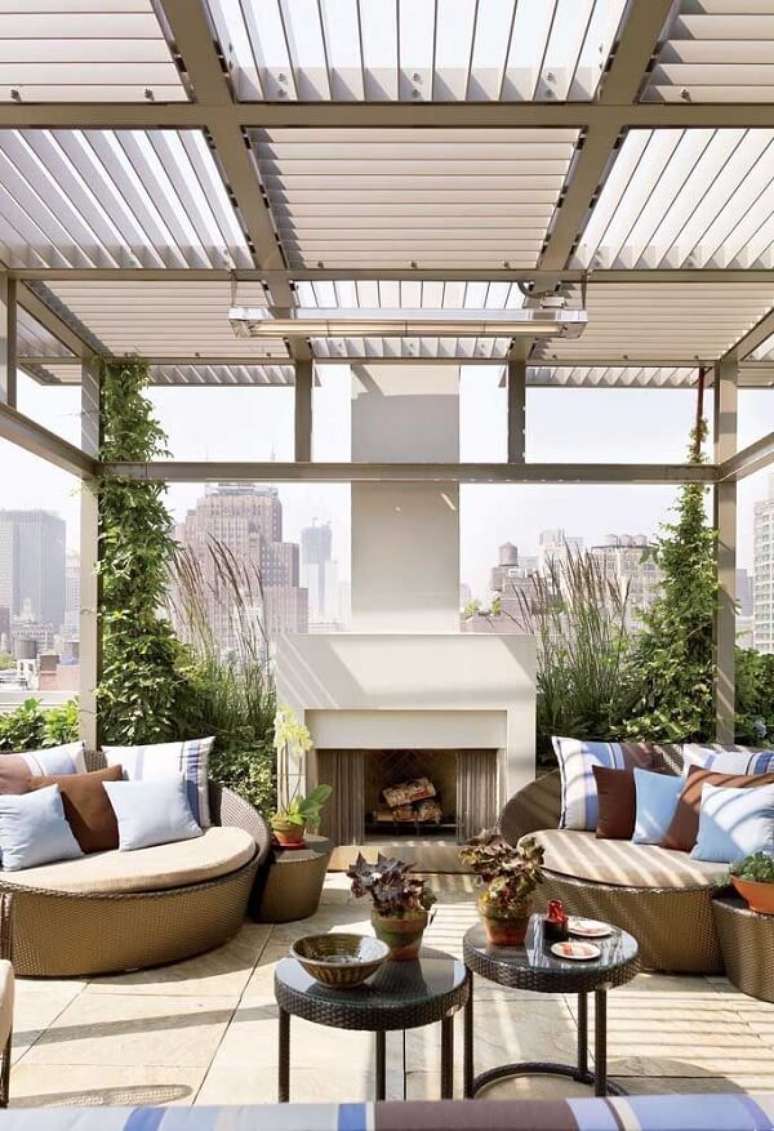 67. Terra&ccedil;o coberto com pergolado de ferro e vidro &ndash; Foto Decor Facil
