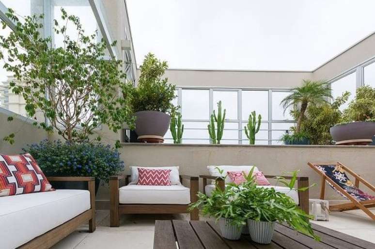 22. Casa com terra&ccedil;o e m&oacute;veis de madeira e plantas &ndash; Foto Studio Clarica Lima