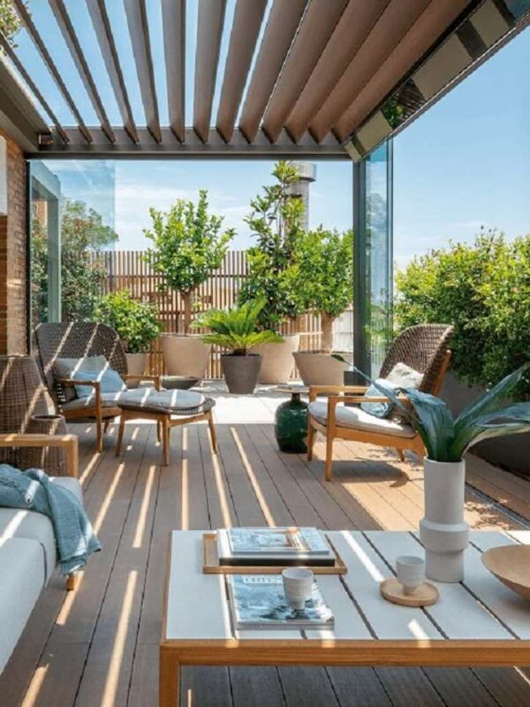 57. Terra&ccedil;o com pergolado de vidro coberto &ndash; Foto Casa Tres Chic