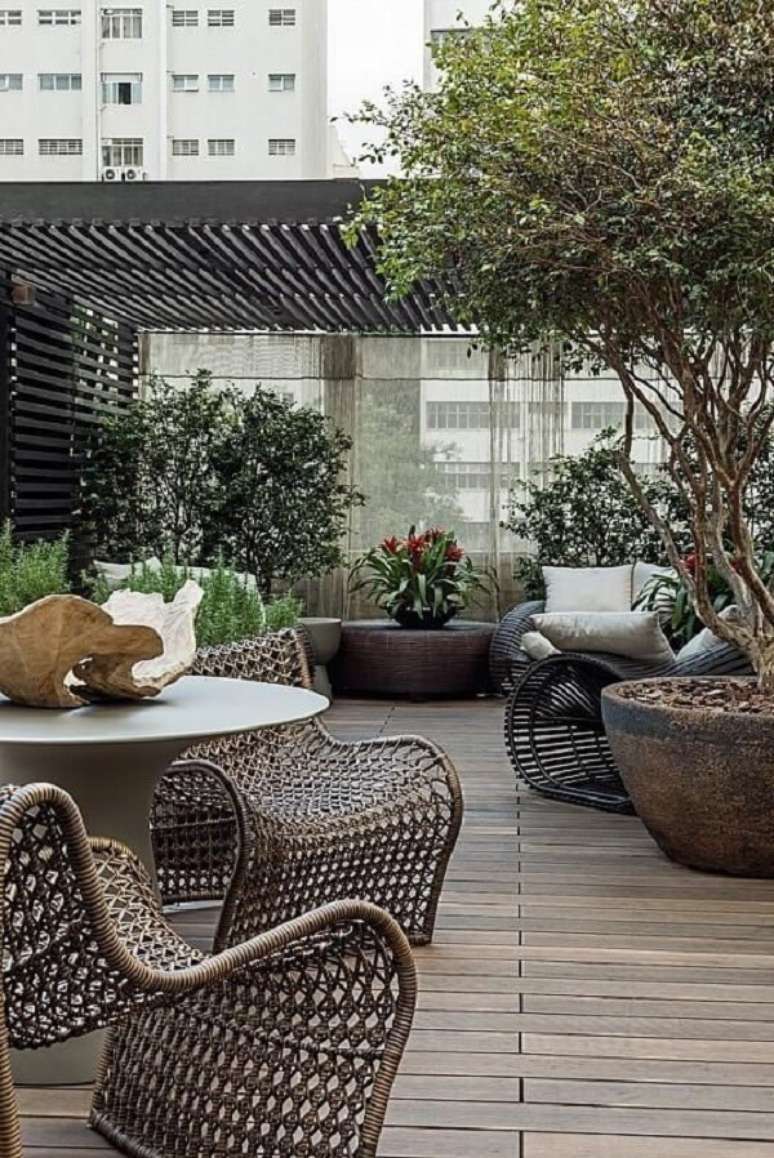 55. Terra&ccedil;o com m&oacute;veis aconchgeantes e &aacute;rea verde &ndash; Foto Denise Barretto