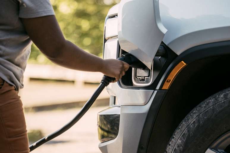 Ponto de recarga do carro elétrico R1T, da Rivian