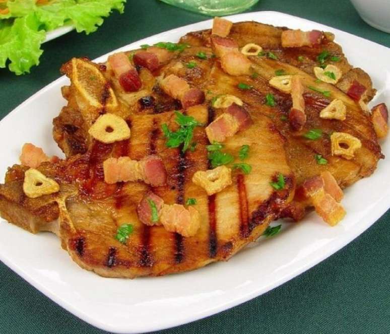 Bisteca de porco ao alho e bacon (Reprodu&ccedil;&atilde;o / Guia da Cozinha)
