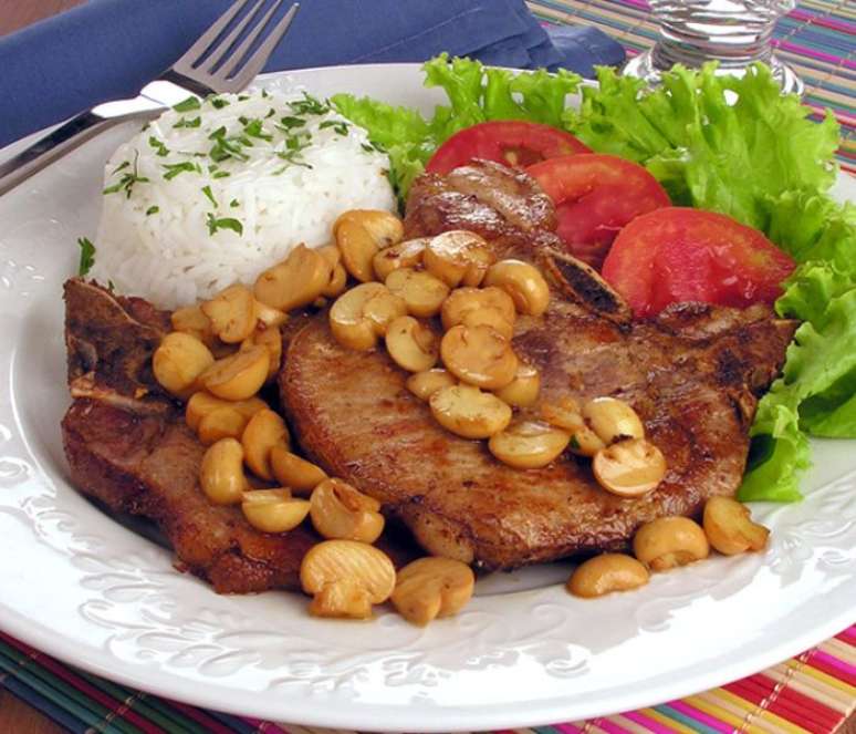 Bisteca ao molho de champignon (Reprodu&ccedil;&atilde;o / Guia da Cozinha)