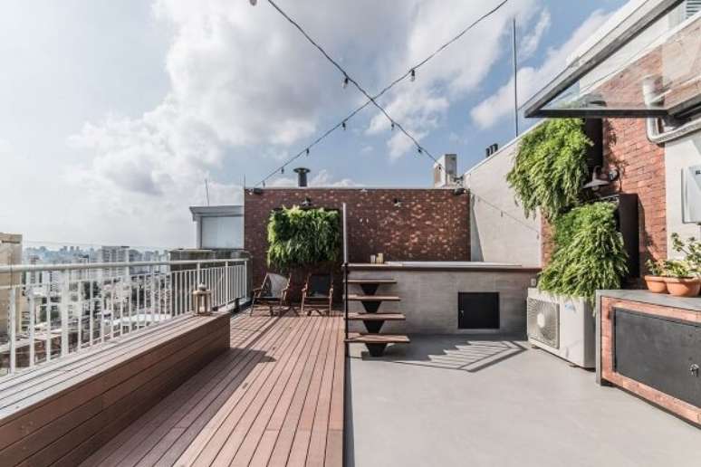60. Terra&ccedil;o de duplex com churrasqueira e piscina &ndash; Foto Pietro Terlizzi