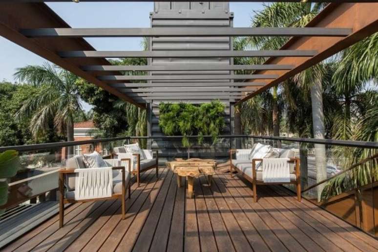 16. Casa com terra&ccedil;o de piso de madeira &ndash; Foto Casa cor Paraguai