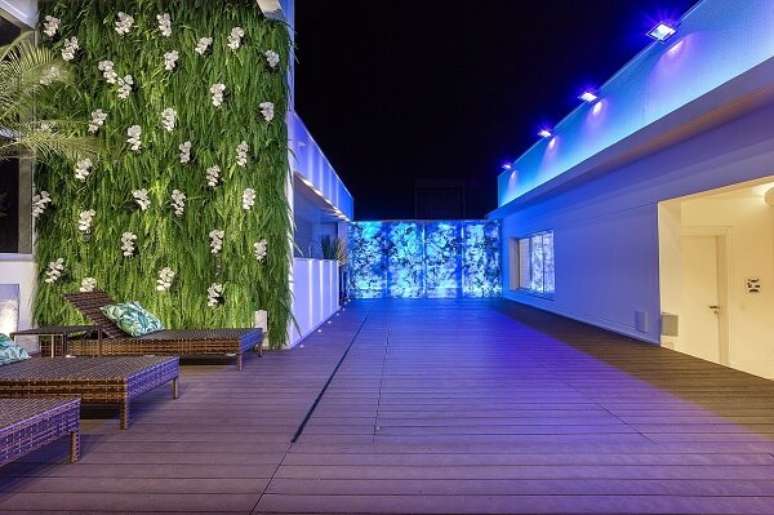 27. Casa com terra&ccedil;o iluminado e jardim vertical &ndash; Foto Iara Kilaris