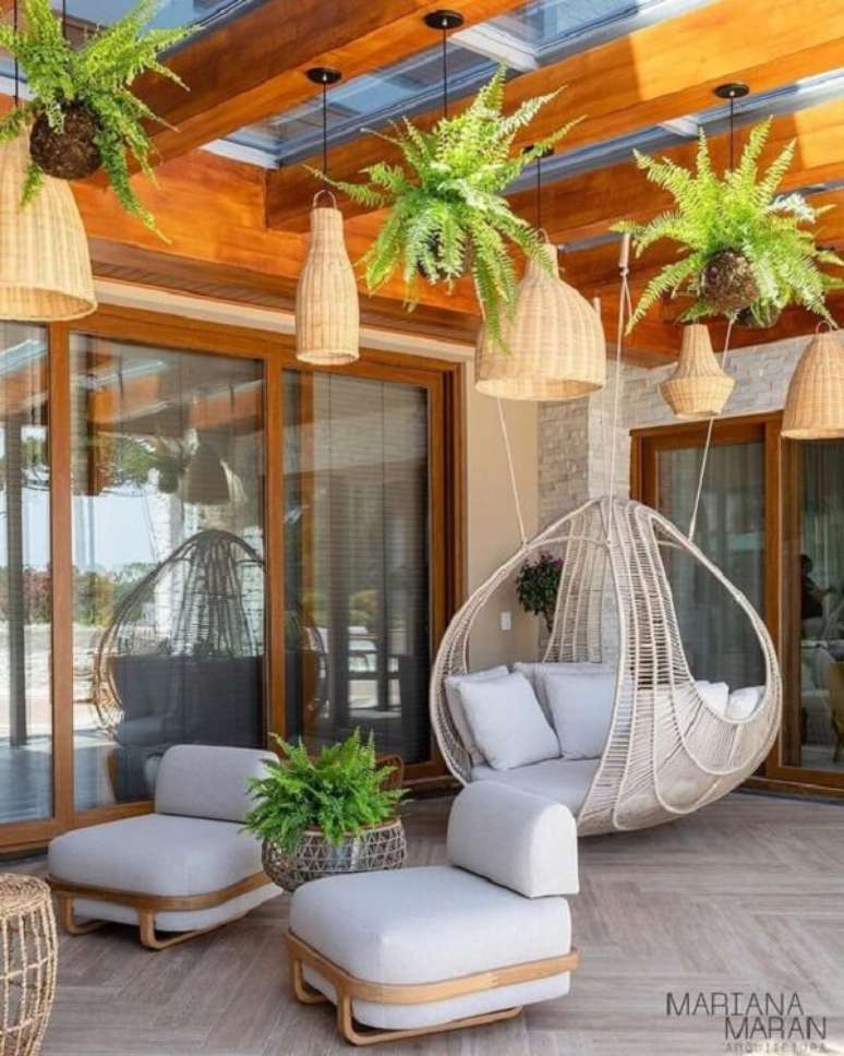 53. Terra&ccedil;o coberto e decorado com m&oacute;veis confort&aacute;veis &ndash; Foto Mariana Maran