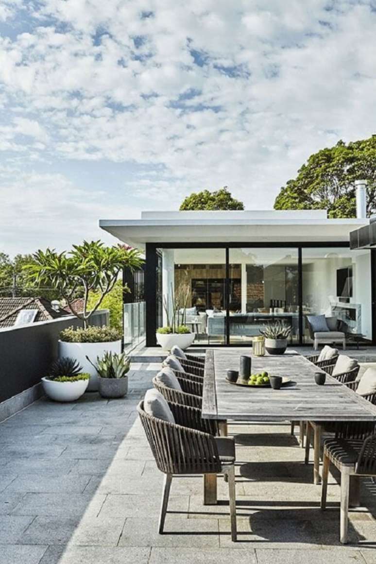 21. Casa com terra&ccedil;o e mesa de jantar para eventos &ndash; Foto Casa Tres Chic