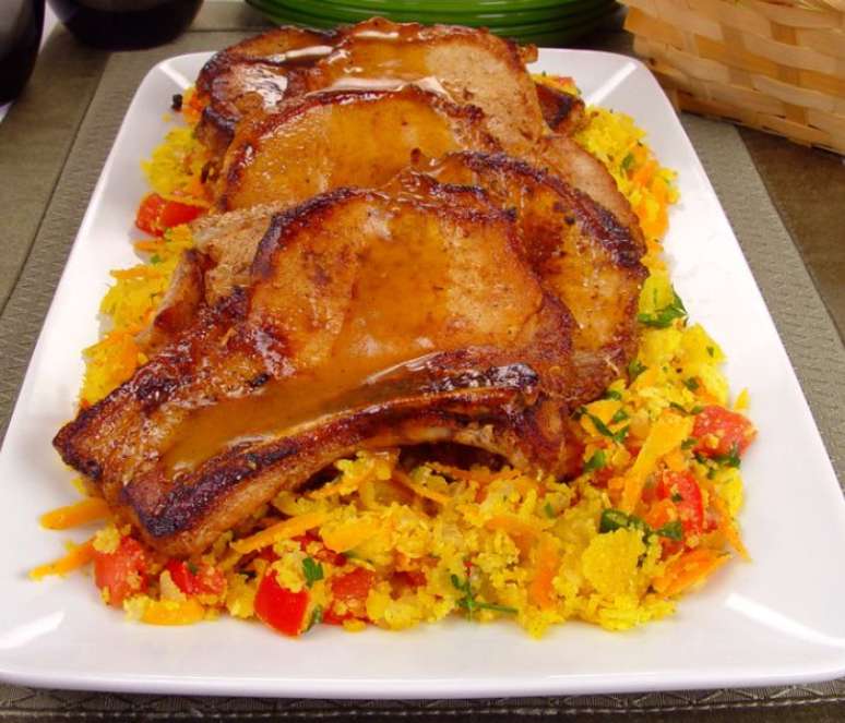 Bisteca grelhada com farofa (Reprodu&ccedil;&atilde;o / Guia da Cozinha)