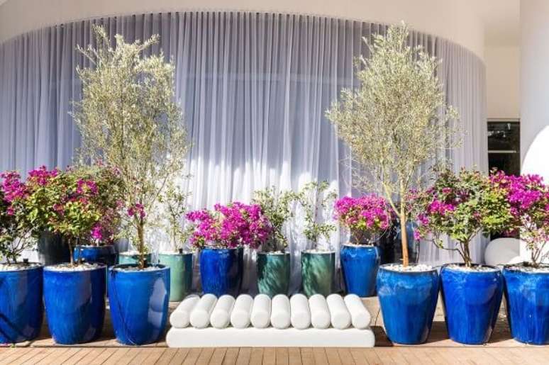 65. Vasos coloridos na decora&ccedil;&atilde;o de casa com terra&ccedil;o &ndash; Foto Casacor SP 2022