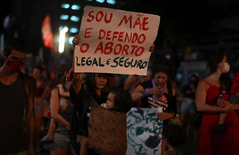 No Brasil, aborto também é assunto que divide feministas e evangélicos