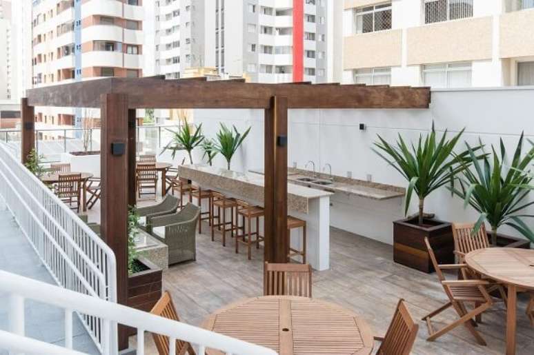 2. Terra&ccedil;o moderno com bancada e churrasqueira &ndash; Foto Alessandro Jose Zahner