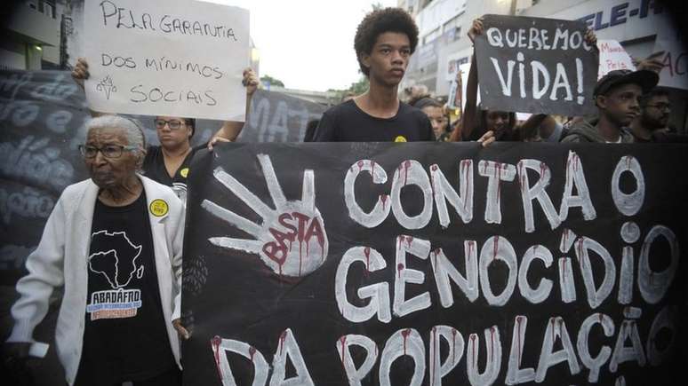 Ativistas protestam contra genoc&iacute;dio da popula&ccedil;&atilde;o negra no Brasil
