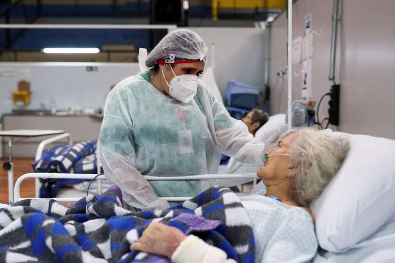 Enfermeira de um hospital em Santo André, no Estado de São Paulo, conversa com paciente idosa
01/01/2021
REUTERS/Amanda Perobelli.