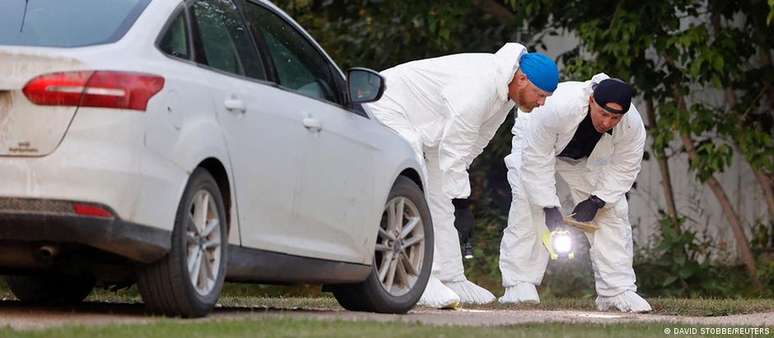 Agentes da perícia criminal examinam uma das 13 cenas do crime