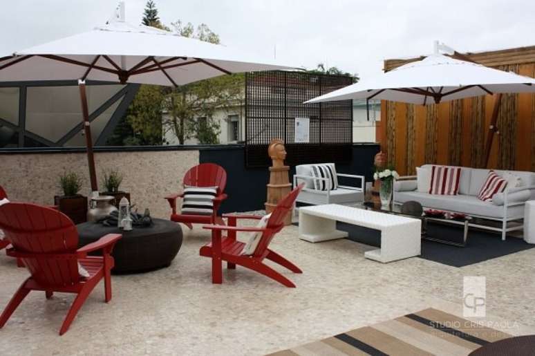 31. Casa com terra&ccedil;o moderno e cadeiras vermelhas &ndash; Foto Cris Paola