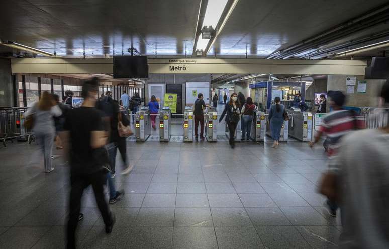 Pessoas circulam pela estação Corinthians-Itaquera da linha 3-Vermelha do Metrô