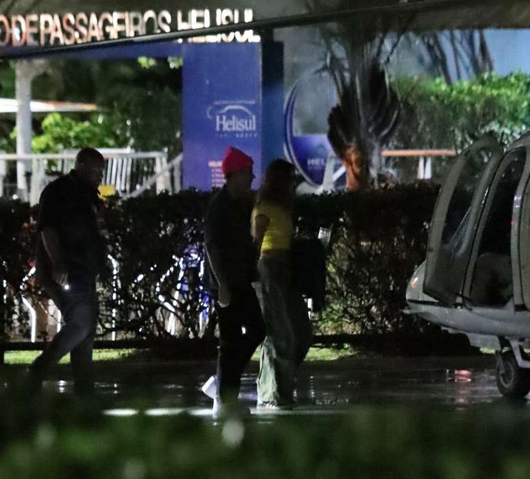 O artista foi fotografado acompanhado de sua esposa, Hailey