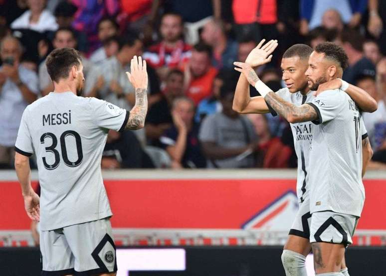 Trio entre Messi, Neymar e Mbappé começou a temporada em alto nível no PSG (Foto: DENIS CHARLET / AFP)