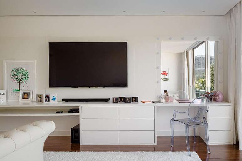 6. Bancada planejada com espelho camarim. Foto: Dhani Borges