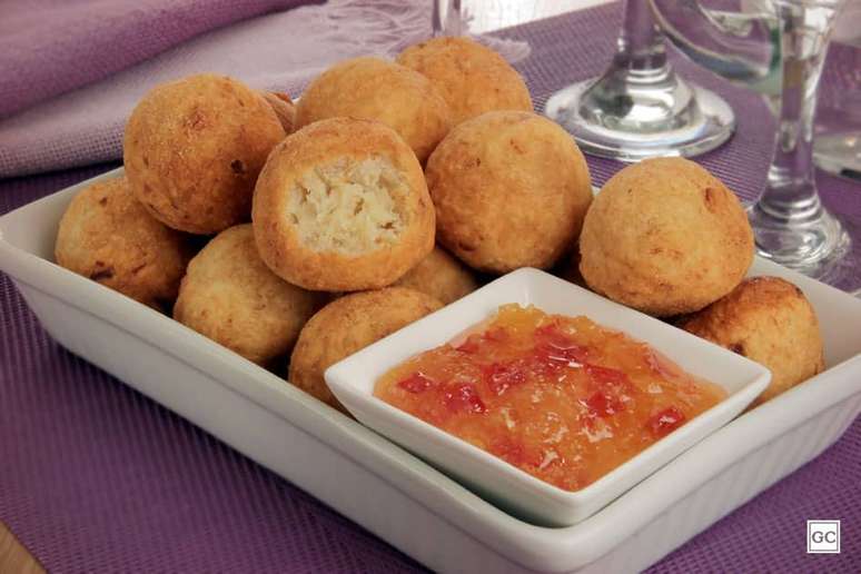 Bolinho de peixe com geleia de pimenta | Foto: Guia da Cozinha