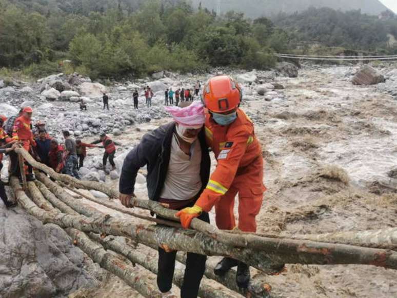 Operação de resgate das pessoas atingidas pelo terremoto na China