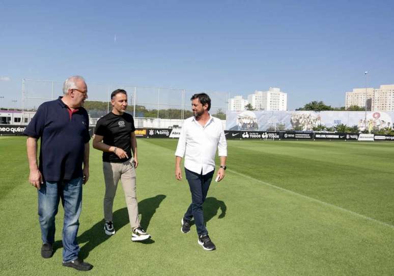 VP com o diretor de futebol Roberto e o presidente Duílio na chegada ao Timão (Foto: Rodrigo Coca/Ag.Corinthians)