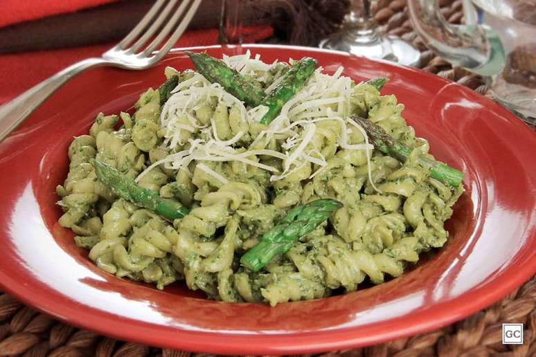 Macarrão com aspargo e molho pesto | Foto: Guia da Cozinha