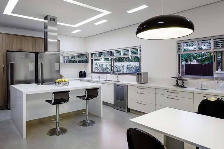 4. Os m&oacute;veis em marcenaria otimizam o espa&ccedil;o da cozinha. Foto: Dhani Borges