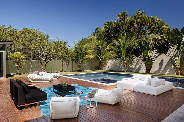 10. O paisagismo do terreno se conectam perfeitamente com a &aacute;rea de lazer. Foto: Dhani Borges