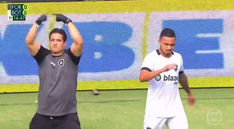 Rafael, do Botafogo, sofre afundamento na face em partida contra o Fortaleza (Foto: Reprodução/TV Globo)