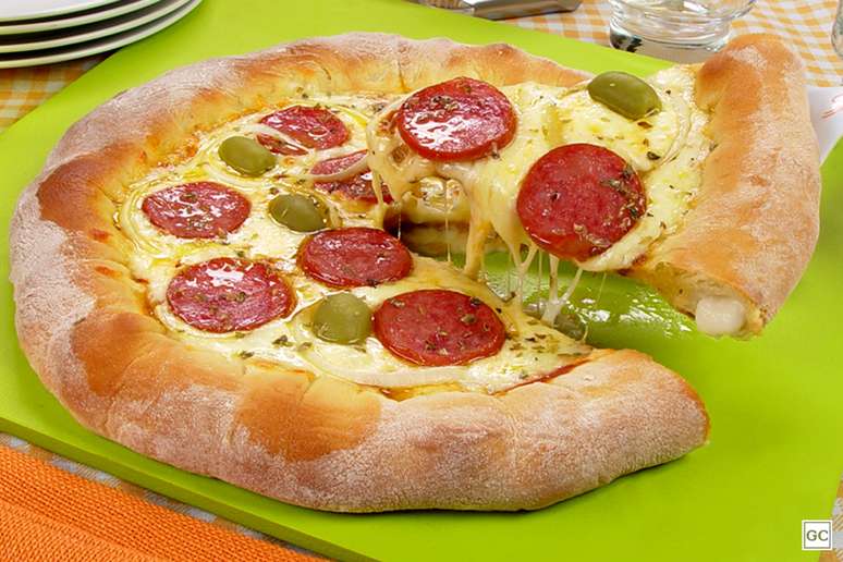 Pizza de calabresa | Foto: Guia da Cozinha