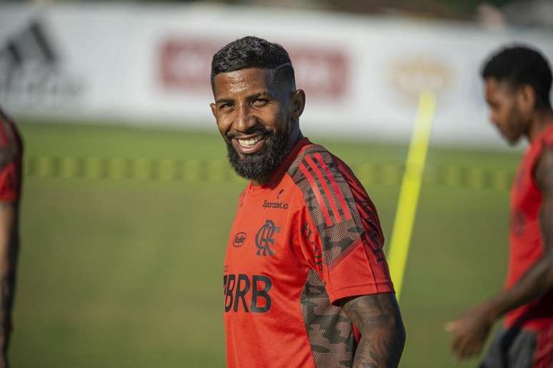 De saída! Lateral-direito do Flamengo está perto de acertar a sua