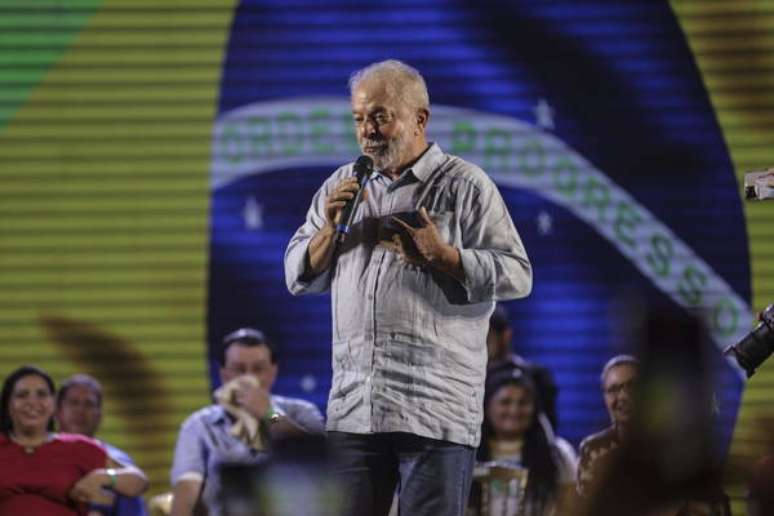 Lula segue na liderança com 44%; Bolsonaro tem 31%
