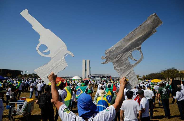 Bolsonaro publicou uma série de decretos e portarias que ampliaram o acesso à posse e porte de arma de fogo