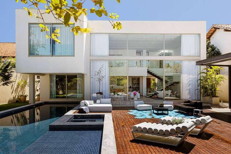 9. &Aacute;rea externa aconchegante com piscina e espregui&ccedil;adeira. Foto: Dhani Borges