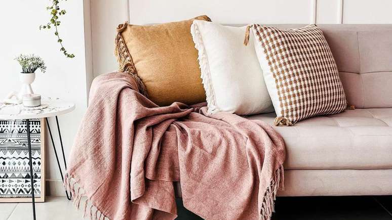 Mantas e almofadas: veja opções para decorar sua sala de estar