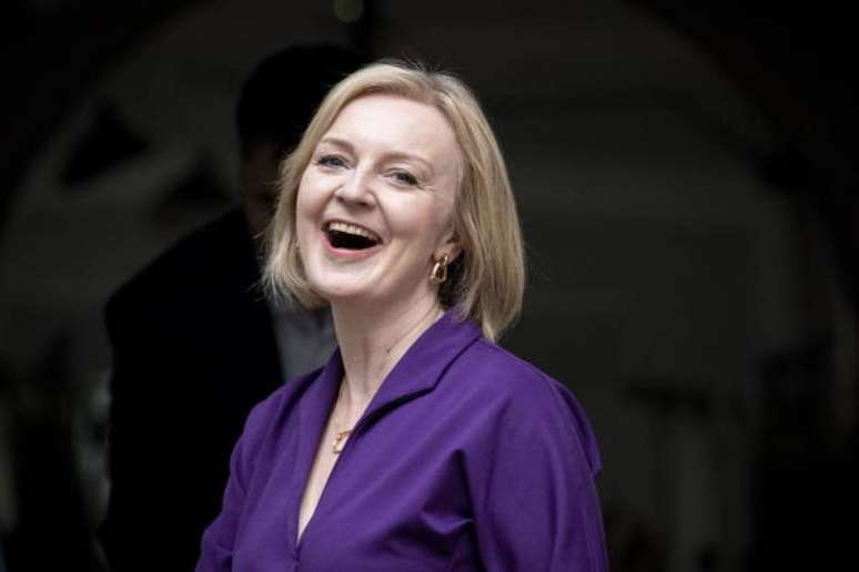 Liz Truss assume o país com a promessa de fazer um grande corte de impostos