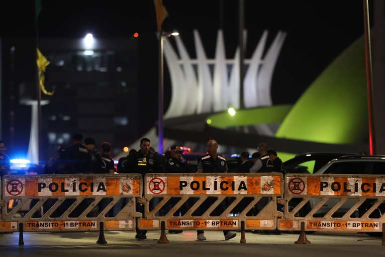 Policiais isolam a Esplanada dos Ministérios, em Brasília