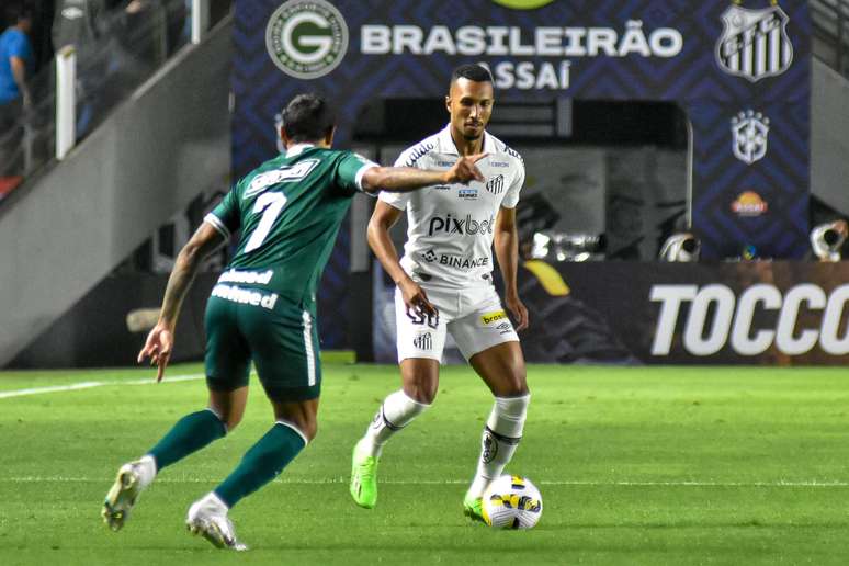 Santos falha na defesa, Pedro Raul brilha e Goiás ganha na Vila pelo Brasileirão