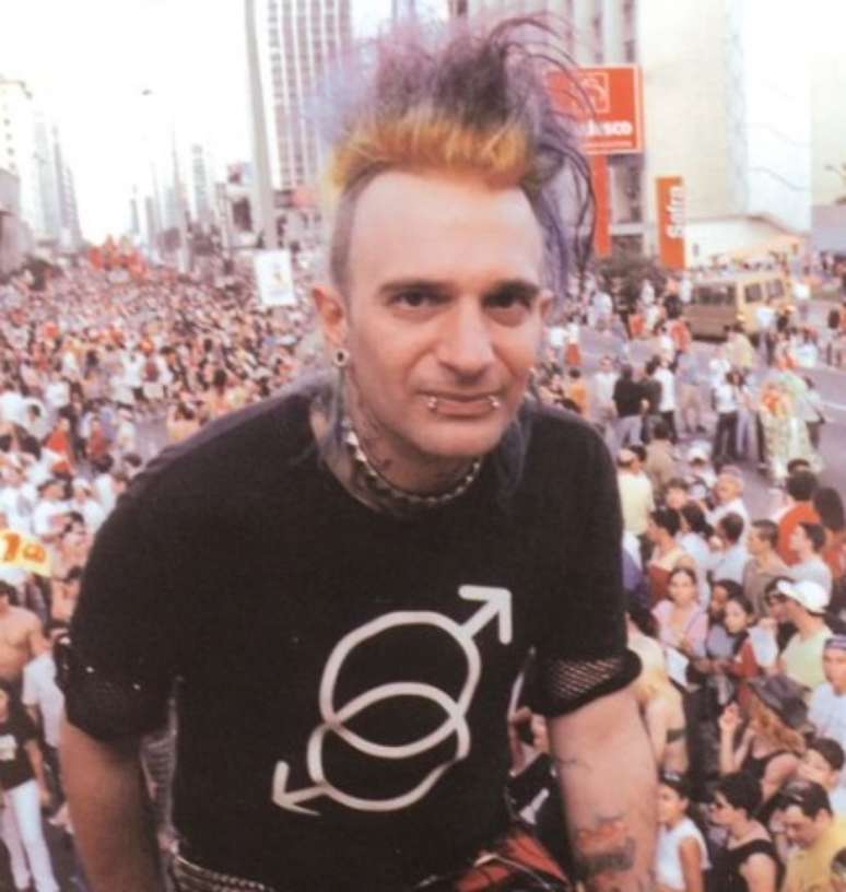 O produtor cultural em uma edição da Parada Gay no início da década de 2000