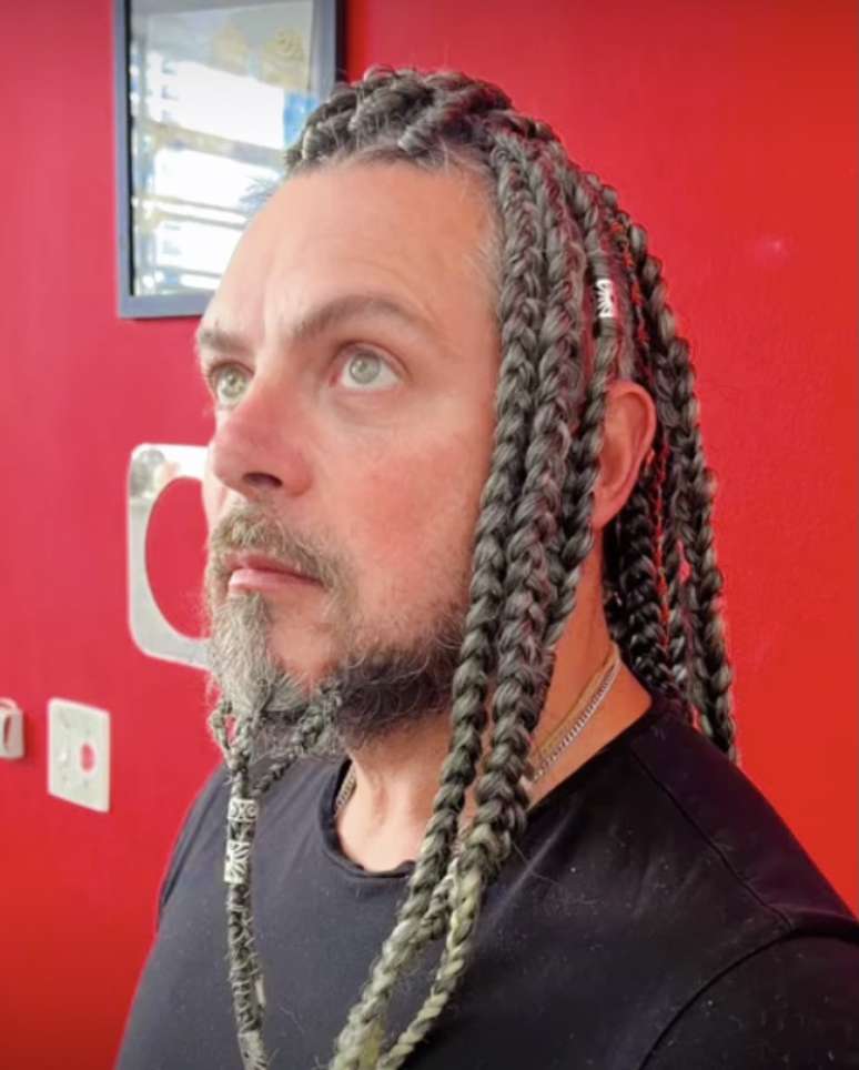 Ex-ator dividiu a opinião de seguidores ao revelar novo visual.