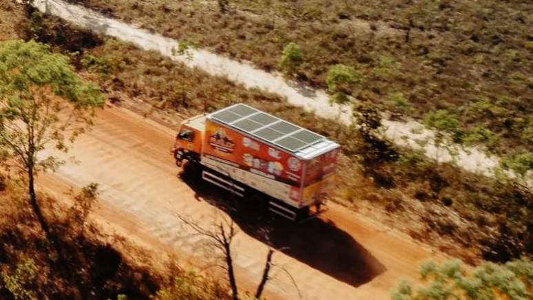 Caminhão VW Delivery 4x4 tem baú com placas fotovoltaicas.