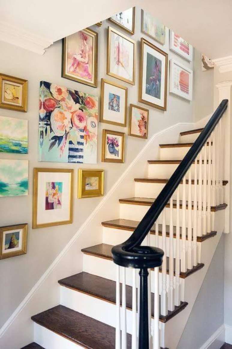 54. Paredes decoradas com quadros na escada &ndash; Via: Decora&ccedil;&atilde;o 24