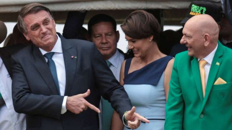 Bolsonaro tirou a faixa presidencial para discursar
