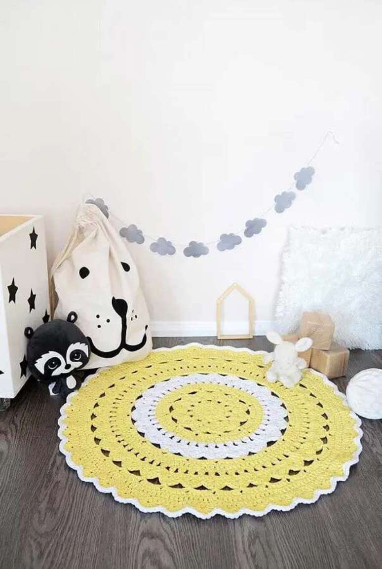49. O tapete de croch&ecirc; &eacute; uma excelente op&ccedil;&atilde;o para delimitar espa&ccedil;o de brincadeiras no quarto infantil &ndash; Foto: Pinosy